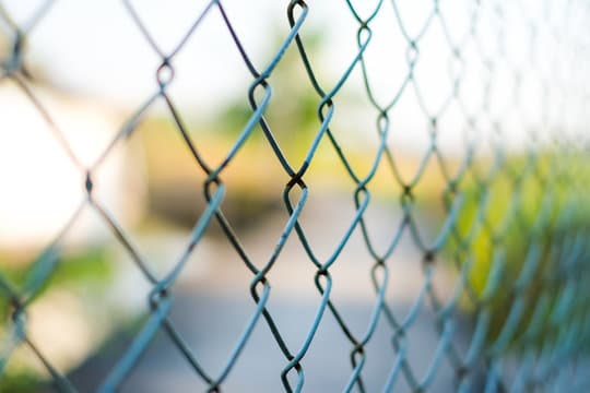 Doppelter Maschendrahtzaun: Tarnung und Verschleierung