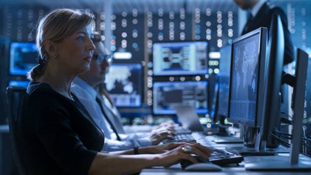 Der Einfluss von Kontrolle der Mitarbeiter auf die Cybersecurity-Strategien moderner Unternehmen