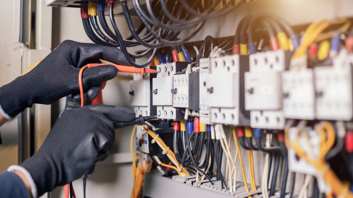 Wie eine erfolgreiche DGUV V3 Prüfung durch eine gründliche VDE Prüfung sichergestellt wird