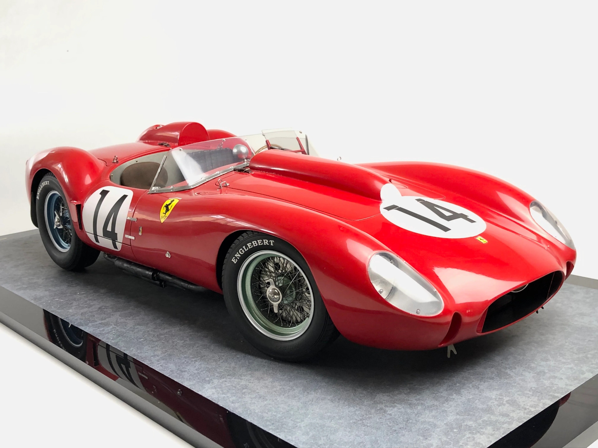 Modellautos 1:18 von Porsche, Mercedes und BMW im Vergleich