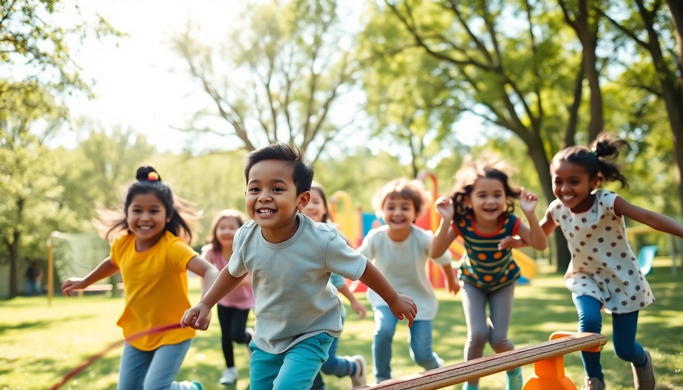 Jetzt Details ansehen ueber Kinder, die froehlich Bewegungsspiele im Park spielen.