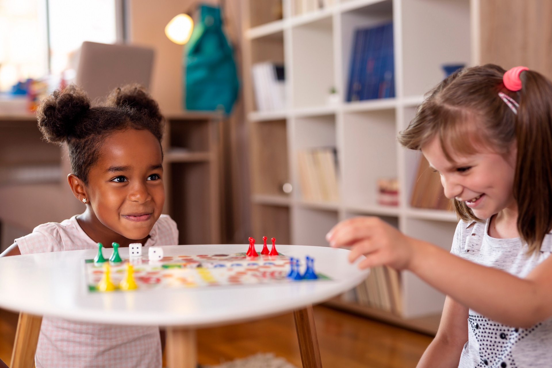 Kreative Bastel- und Spiele Kinder drinnen fuer Regentage