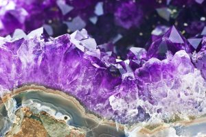 Fototapete-Edelstein-in-violett-Amethyst-im-Detail